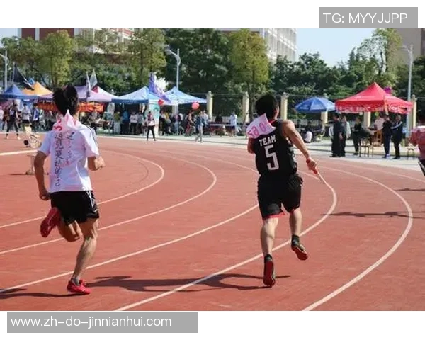 床头装饰画足球明星图案呈现运动激情与活力展现家居个性化风格 床头装饰画足球明星图案呈现运动激情与活力展现家居个性化风格