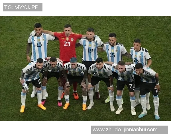 挣扎中的足球巨星:从巅峰到低谷的心路历程与不屈奋斗 挣扎中的足球巨星:从巅峰到低谷的心路历程与不屈奋斗